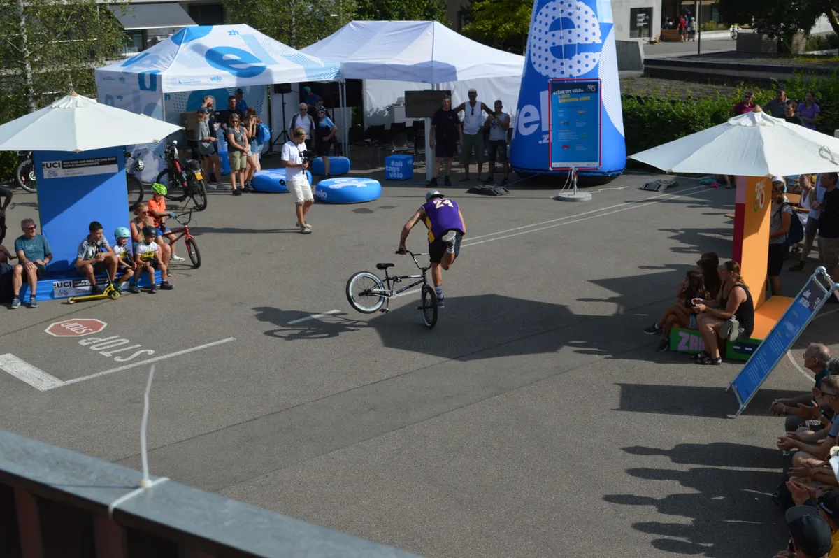 Ein Fahrer macht Akkrobatik auf dem BMX.